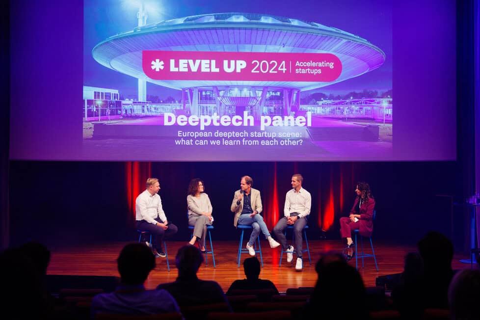 Op de afbeelding zie je een panel tijdens het event LEVEL UP 2024.