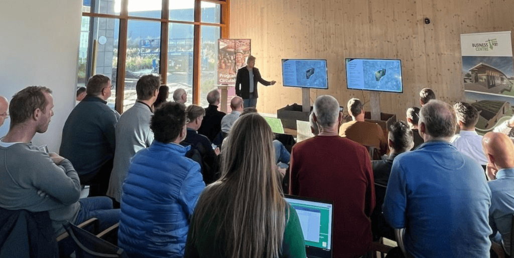 Op de foto zie je een overvolle zaal tijdens de kickoff van het plantbased bouwen